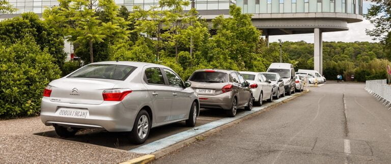 voitures garées devant l'usine PSA de Vélizy