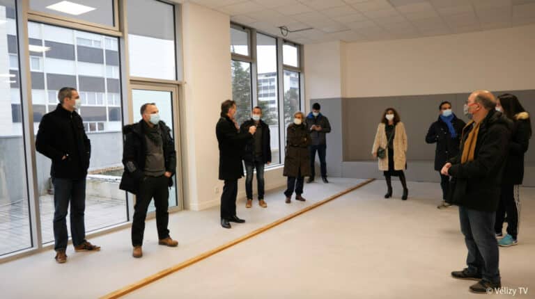 Le 5 décembre 2020, le maire Pascal Thévenot, sur le chantier du site Jean-Lucien Vazeille, entouré des associations sportives.