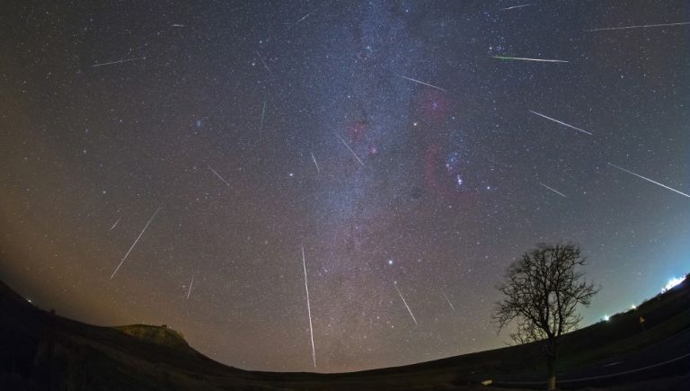 image d'un ciel avec une pluie d'étoiles filantes.