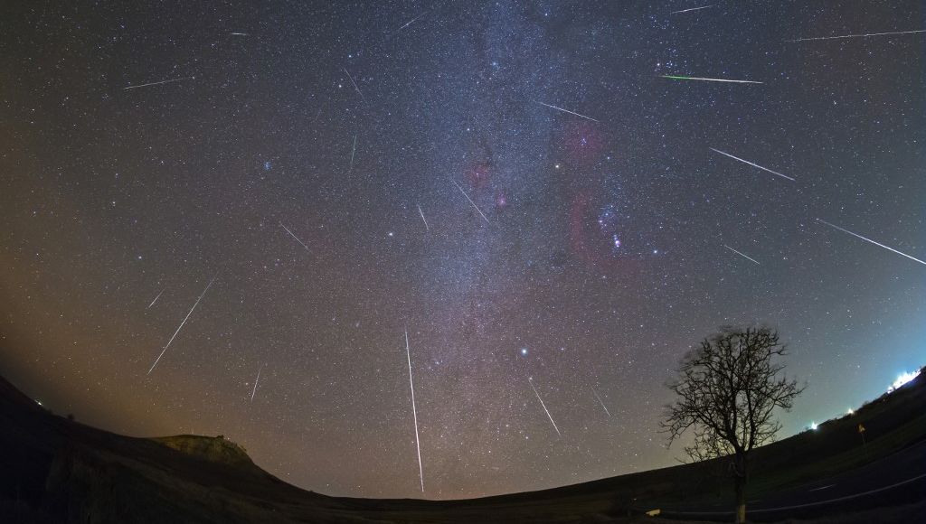 image d'un ciel avec une pluie d'étoiles filantes.