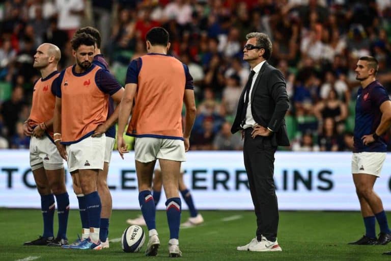 Le sélectionneur des Bleus Fabien Galthié, au milieu de ses joueurs, avant la rencontre du XV de France contre l’Écosse. | PHOTO : JEFF PACHOUD / AFP