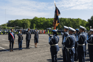Cette cérémonie s'inscrit dans la tradition et la symbolique militaires : Un rituel immuable devant les chefs de la Gendarmerie de l'Air, autour de son drapeau et l'ensemble des unités.